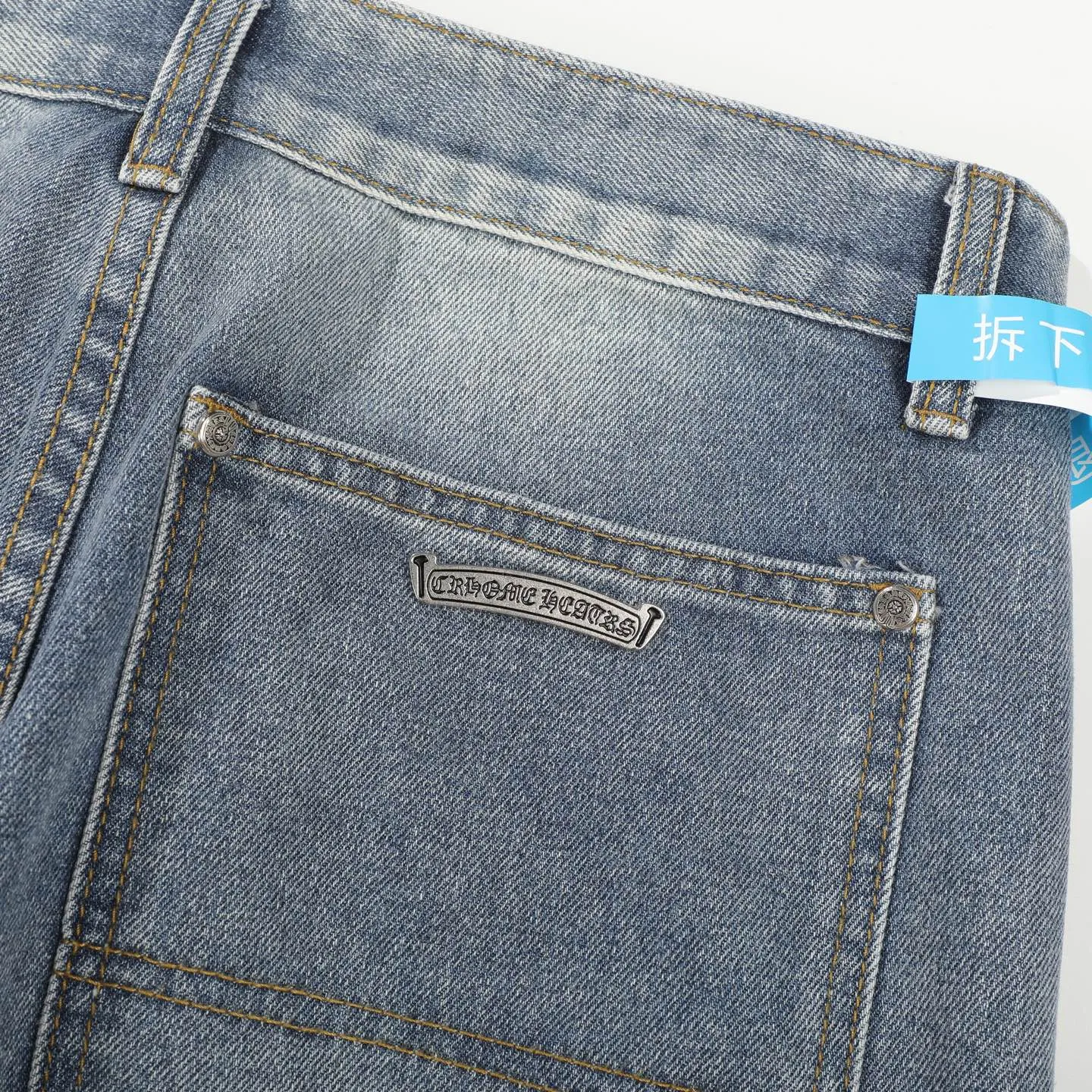 P280 CH Chromehearts Malaysia-limited leopard print cross patchwork leather workwear jeans and logging pants. The counter price is 34W. It is decorated with patchwork cross patterns and washed jeans! ! An absolutely high-end luxury product, a 1.9W-level god-level single product, a super popular product, made by top heavy industry, a magic weapon that cannot be missed! [About Zangyin] This is an extremely luxurious fashion brand that can also be called the aristocracy of the high street. It has always been an exclusive brand for some hipsters or rich second generations. Compared with ordinary high streets, it is more luxurious and noble. Compared with luxury brands, it is more fashionable and individual. It has always been a brand that I have a special liking for. [Top heavy industry fashion design] Consistently high-street luxury style. Speaking of this style, the Zangyin family and GU family are definitely the leading representative brands. Especially the Zangyin family has really achieved a state-of-the-art effect in creating high-street style. The unique washed material is used to create this style. The color system is already quite eye-catching. After it is decorated with patchwork cross flowers, it cleverly highlights the charm of the brand. Secondly, this style uses classic The high-waist cutting design highlights the long legs and fashionable temperament of the upper body. The brand is highly recognizable and the slim fit configuration is more suitable for daily wear. It is a product that interprets personality, fashion, and specifications at a glance. This single product is enough to make any fan excited. It can be a white T-shirt for a youthful college style, or a tight suspender for a royal style. It has strong matching ability and can be easily controlled by men.  [Materials and craftsmanship] Needless to say, this point goes without saying. As an excellent craftsman brand, Zangyin’s requirements for details and craftsmanship are really perfect. The washed color of this model has gone through so many processes, not to mention the embellishment of denim appliques. It is also purely hand-made and sewn. Just like what they believe in, only hand-made things have soul and have the meaning of wear. A top-notch heavy-duty fashionable denim item, I look forward to your perfect interpretation! !  Color: blue Size: 28-36